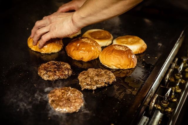 累計13万食以上販売 「3000日かけて完成した極上ハンバーガー」が大阪・本町靭公園店にオープン　画像３