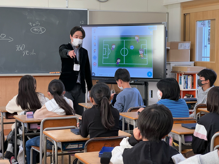 プログラミングの授業を受けている池田小学校5年生のクラス