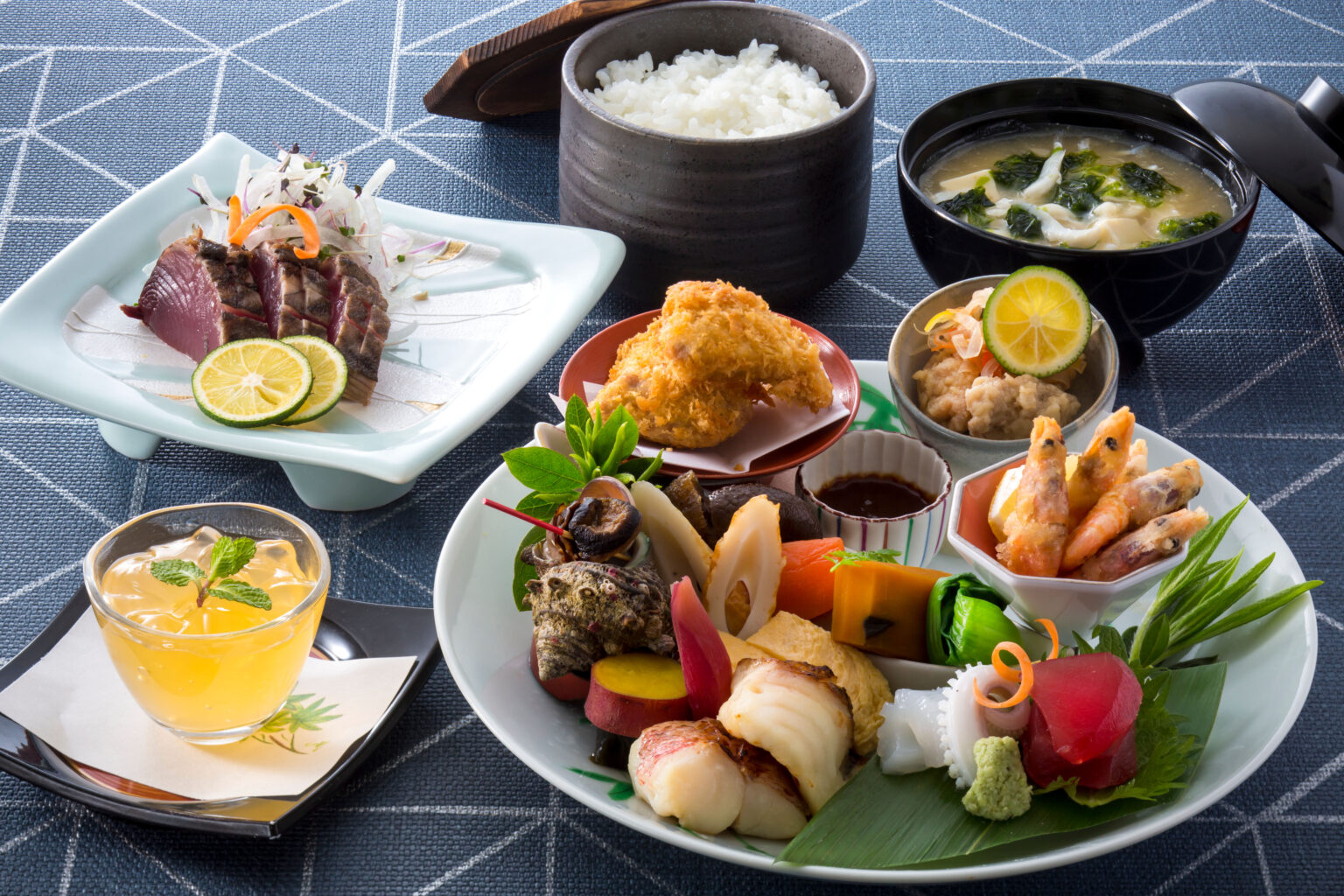 南館4F 日本料理 神戸 たむら  姫さざえ壺煮やくじらカツなど　地の味が集う皿鉢料理