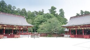 鹽竈神社の左右宮拝殿（左）と別宮拝殿