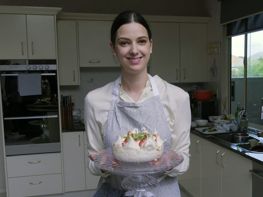 キウイフルーツはさまざまな料理に利用できる。ダニエラ・アーミテージさんがニュージーランドの伝統的なデザート「パブロバケーキ」を作ってくれた。