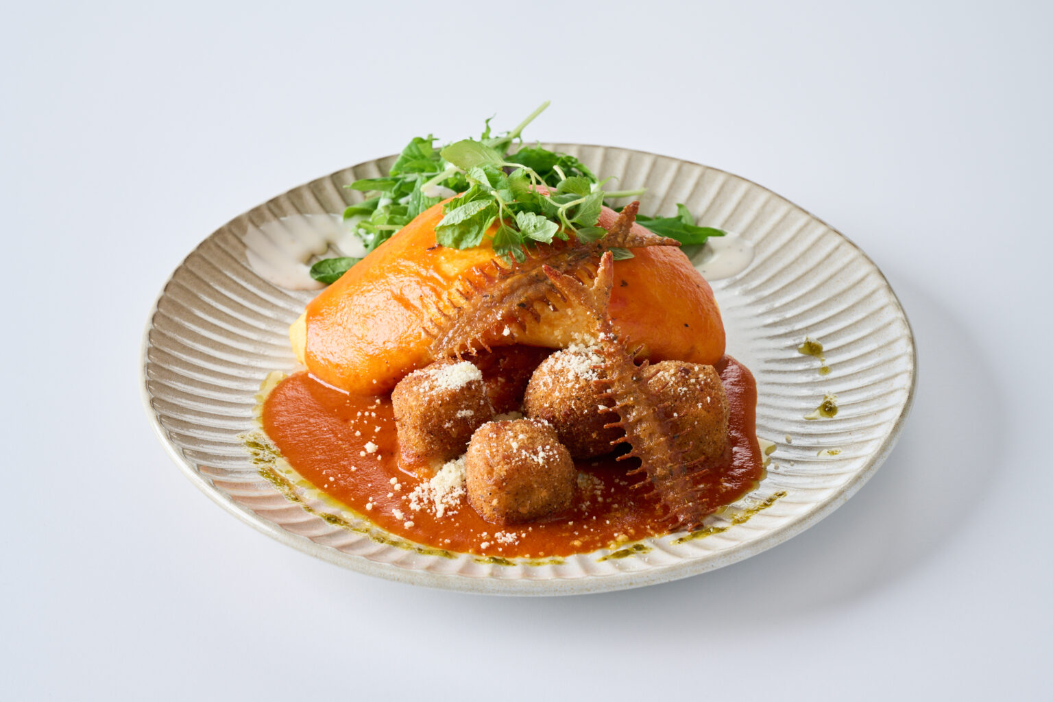 海老とトマトケチャップで作るアメリケーヌソースと海老クリームコロッケ、加賀のレンコンで作ったチュイールが目を引く一品