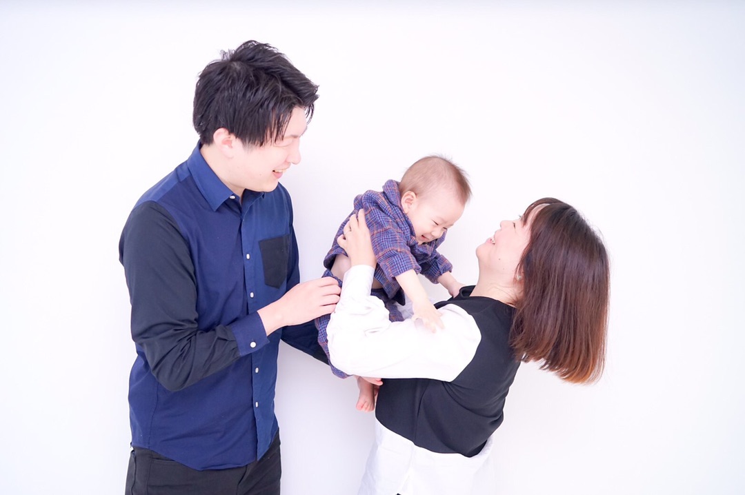 子供が1歳の誕生日を迎えた記念写真。家族との時間を大切にしているYuichi