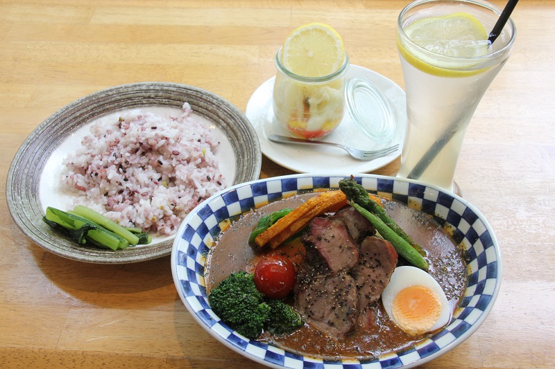 香味豚のローストと彩り野菜のスープカレー