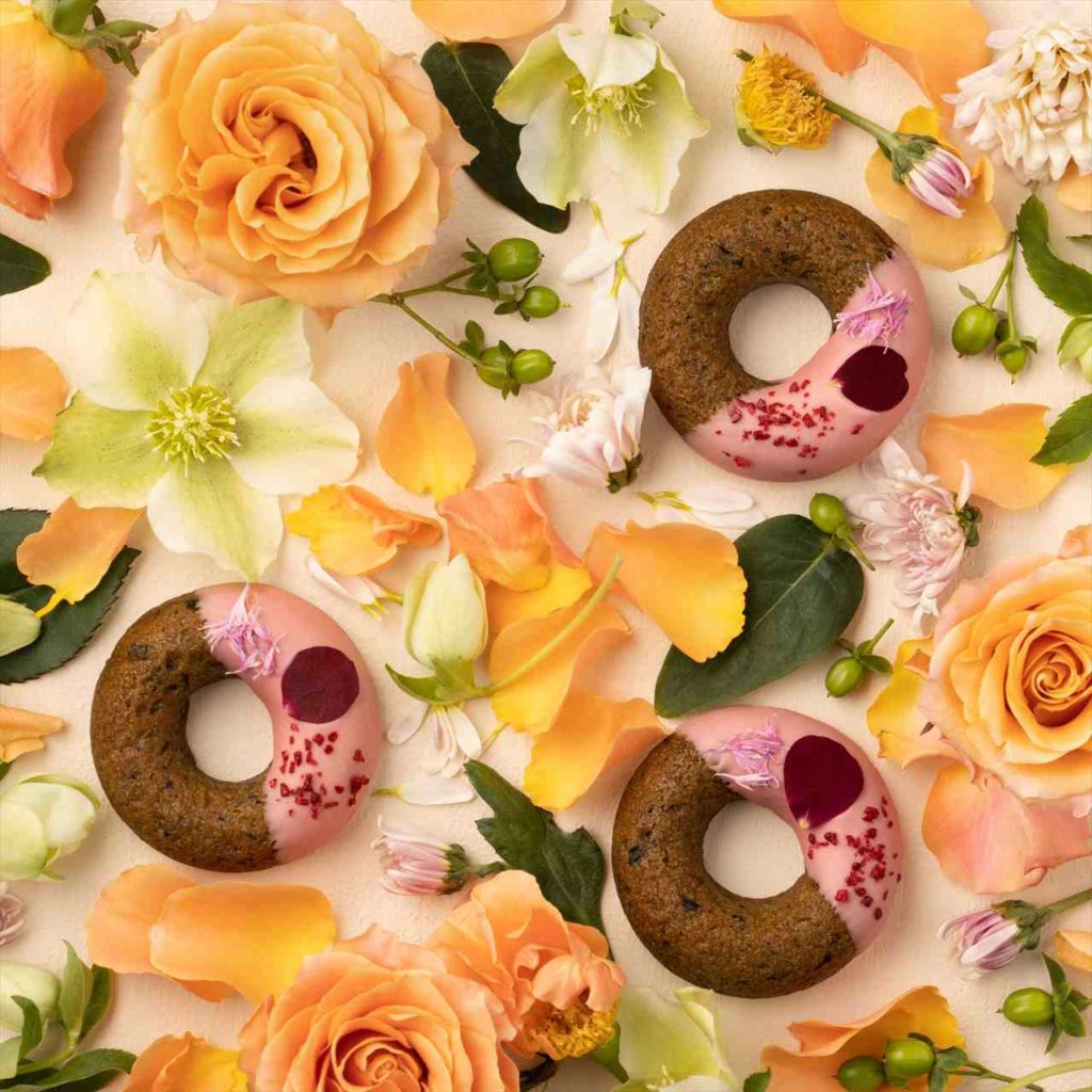 【新宿マルイに期間限定で登場】食べられるお花を使用！ドーナツとマフィンを組み合わせたハイブリッドスイーツ　画像１