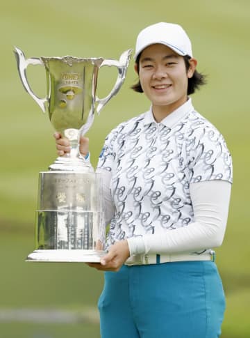 川岸史果が6年ぶり2勝目 女子ゴルフ、プレーオフで　画像１