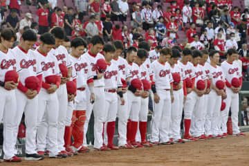 広島ナイン黙とう、名投手を悼む 大野さん「勇姿忘れない」　画像１