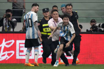 メッシ選手抱き付いたファン拘束 北京市公安当局、18歳男　画像１