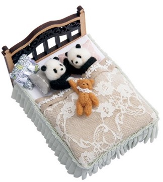 〈ＰＡＮＤＡ ｐａｎｄａ ＬＩＦＥ＊＊＊〉おやすみパンダ（縦１３×横１０×高さ８ｃｍ）　１７,６００円 個性豊かなパンダたちもベッドフレームも手作り。