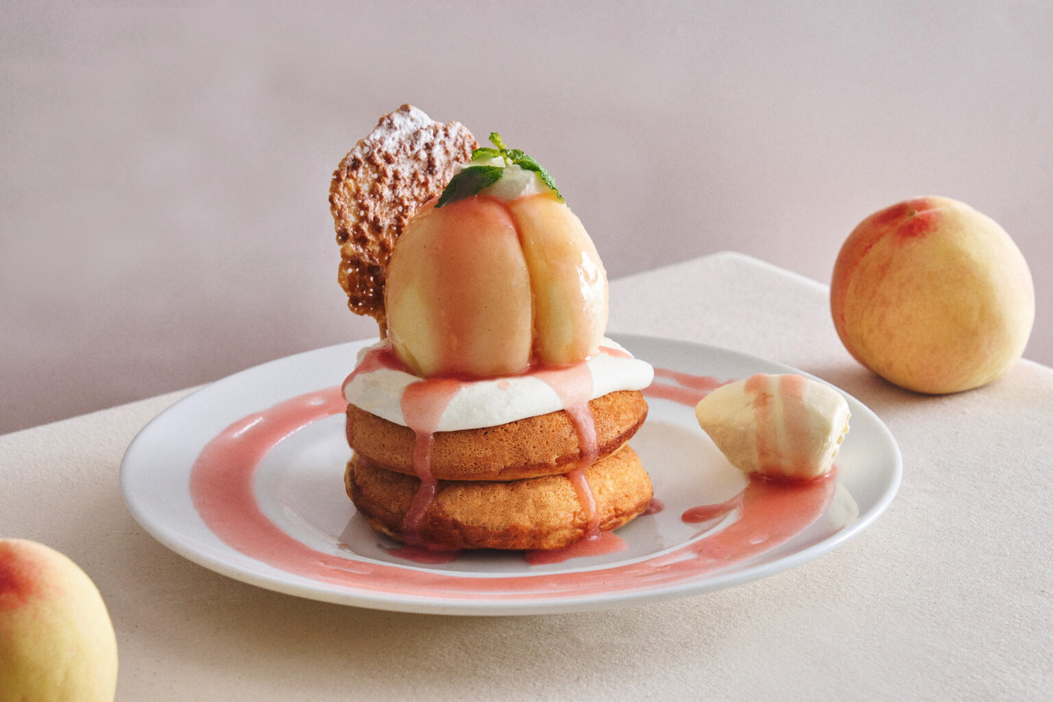 まるごと“岡山白桃”とミルキークリームのパンケーキ（税込価格：1,925円）