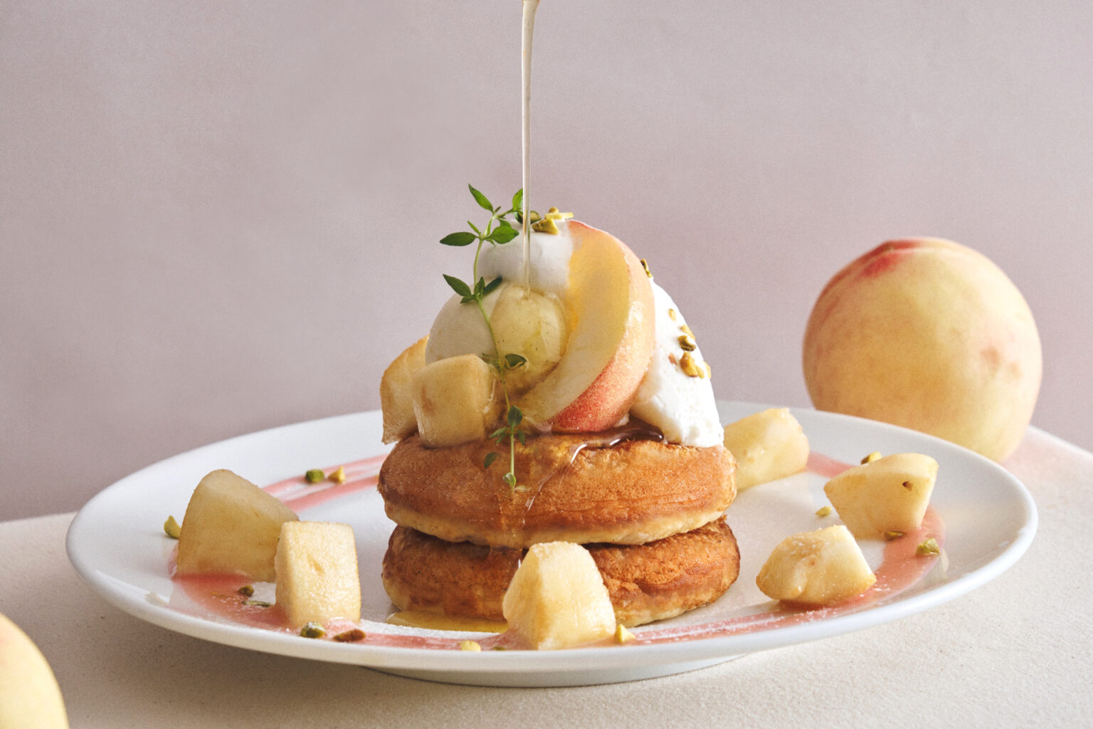 “岡山白桃”とフロマージュブランのパンケーキ はちみつバニラレモンソース（税込価格：1,650円）