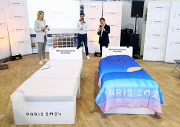 パリ五輪選手村の寝具披露 組織委会長「新しい体験」　画像１