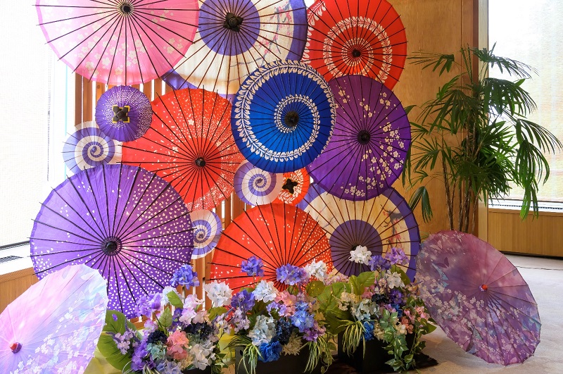 伊香保温泉の旅館「福一」で「いろどり和傘まつり」実施　8月末まで館内に和傘展示、浴衣・和傘の貸し出しも　画像１