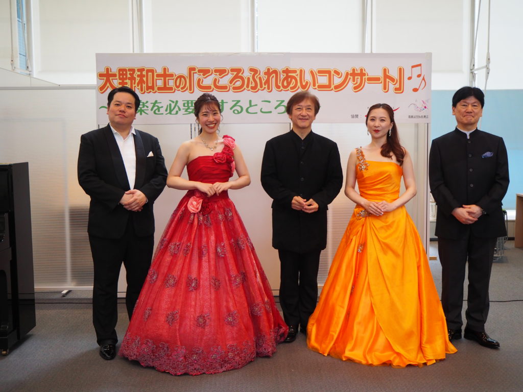 指揮者・大野和士さん（中央）と出演した4人の声楽家
