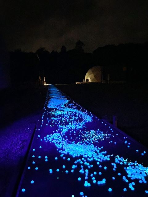 地面に浮かび上がる天の川！山口県のグランピング施設「レドンド秋吉台」で光のアート開催　画像１