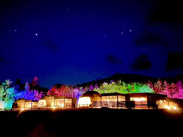 地面に浮かび上がる天の川！山口県のグランピング施設「レドンド秋吉台」で光のアート開催　画像２