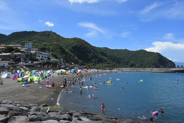 【静岡県伊東市で海開き】海も温泉も楽しめる！伊東オレンジビーチや宇佐美海水浴場で夏のレジャーを満喫　画像３