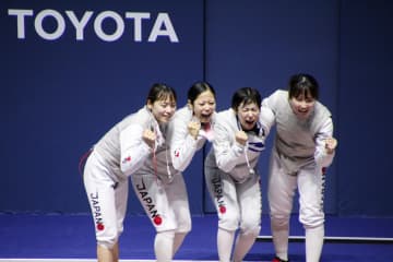 女子フルーレ日本は「銅」 世界フェンシング、16年ぶり　画像１