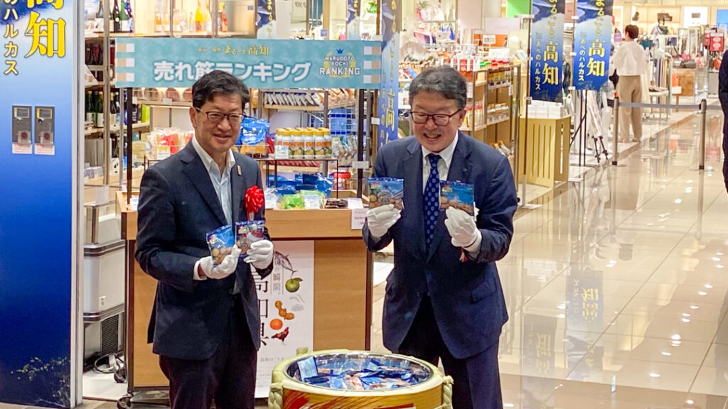 高知県知事の濵田省司氏（左）と近鉄百貨店代表取締役社長の秋田拓士氏