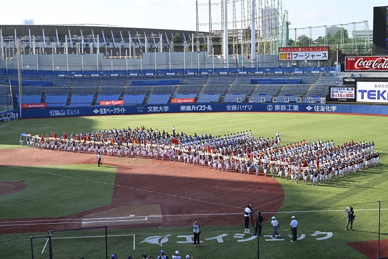 アマチュア野球の聖地、神宮球場で、出場51チームの選手が参加