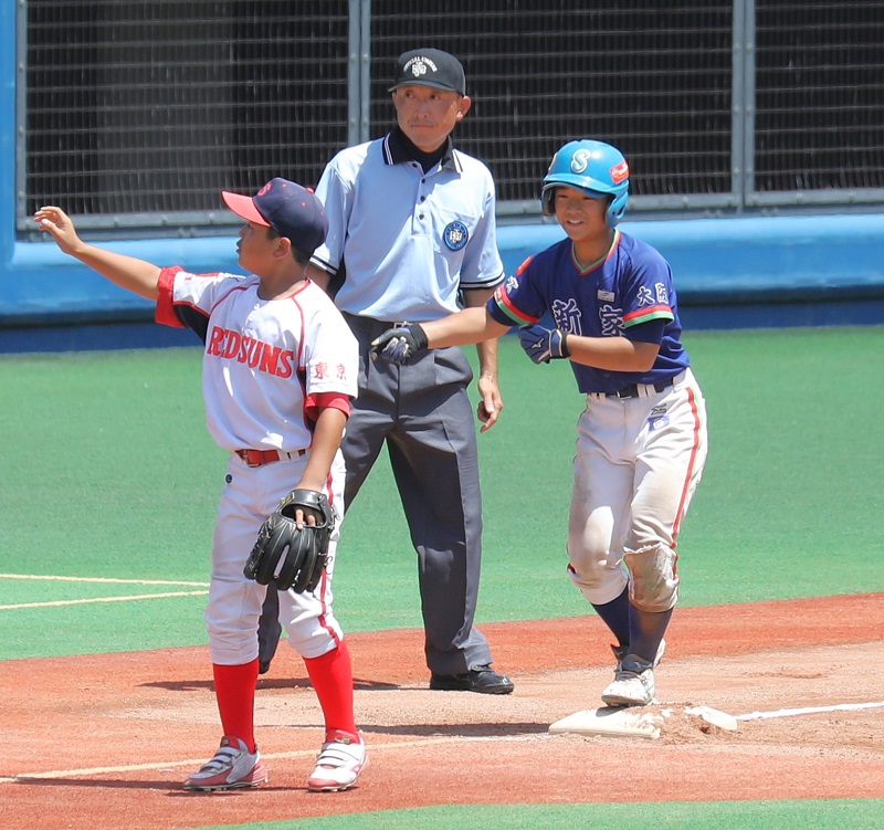 四回、盗塁と失策で三塁に達した新家スターズの宮本＝右（10日、大田スタジアム＝宮下凌撮影）