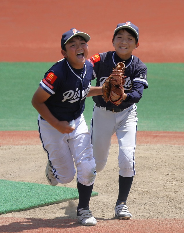 二回、３連続三振でピンチを切り抜けて喜ぶ阿部＝左（８日、大田スタジアム＝渡邉壱輝撮影）