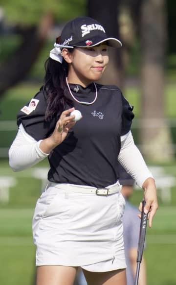 菅沼が首位、神谷は最少記録61 女子ゴルフ第2日　画像１