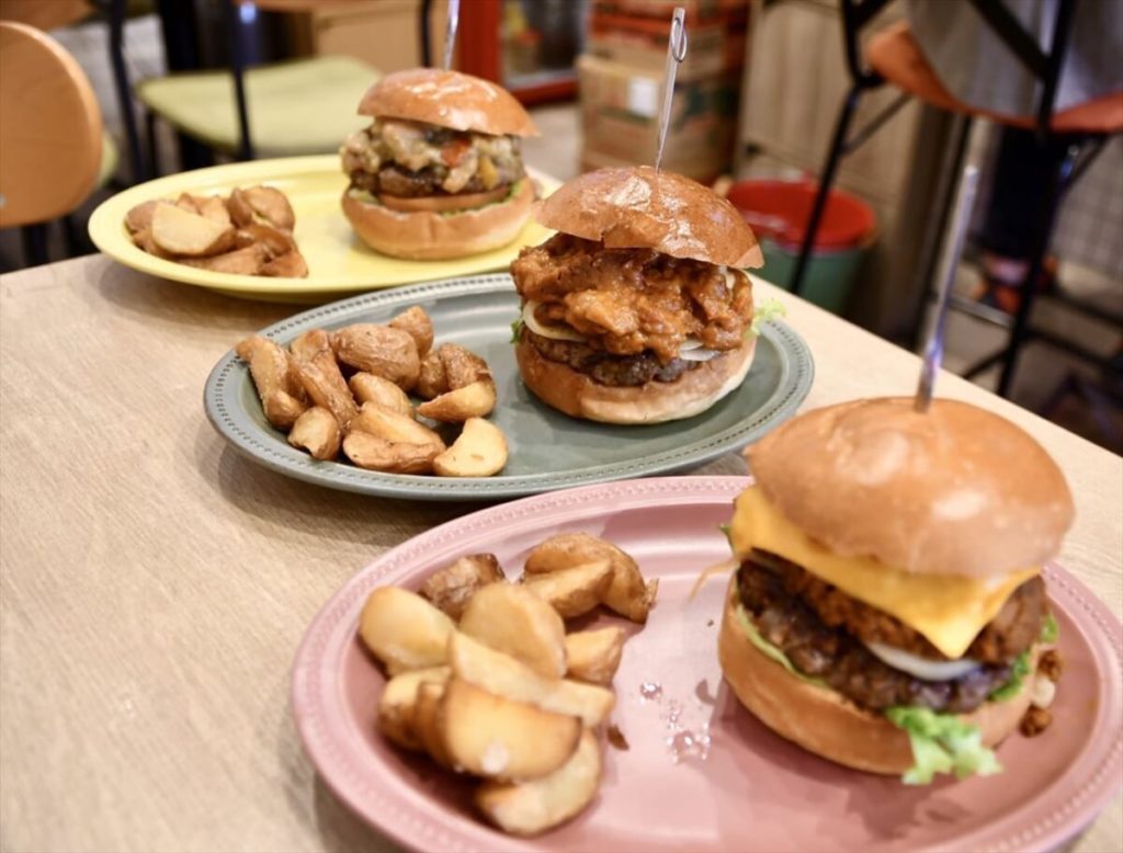 期間限定！暑い夏に食べたい辛口カレーのハンバーガー3種が登場｜台東区・クラフトバーガーアンドグリルジロー　画像１