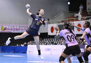 ハンドボール、日本が白星発進 五輪女子アジア予選、インド破る　画像１