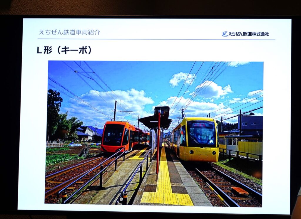 左から福井鉄道のフクラム、えちぜん鉄道のキーボ