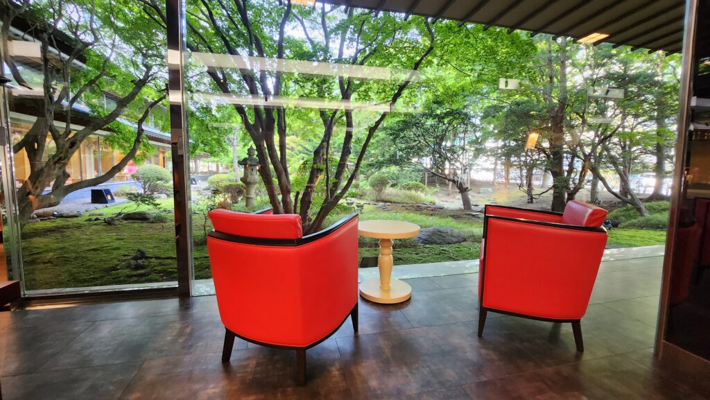 サロン・のぐち文庫からは大きな窓からは函館で由緒ある名庭「松岡庭園」を望むことができる