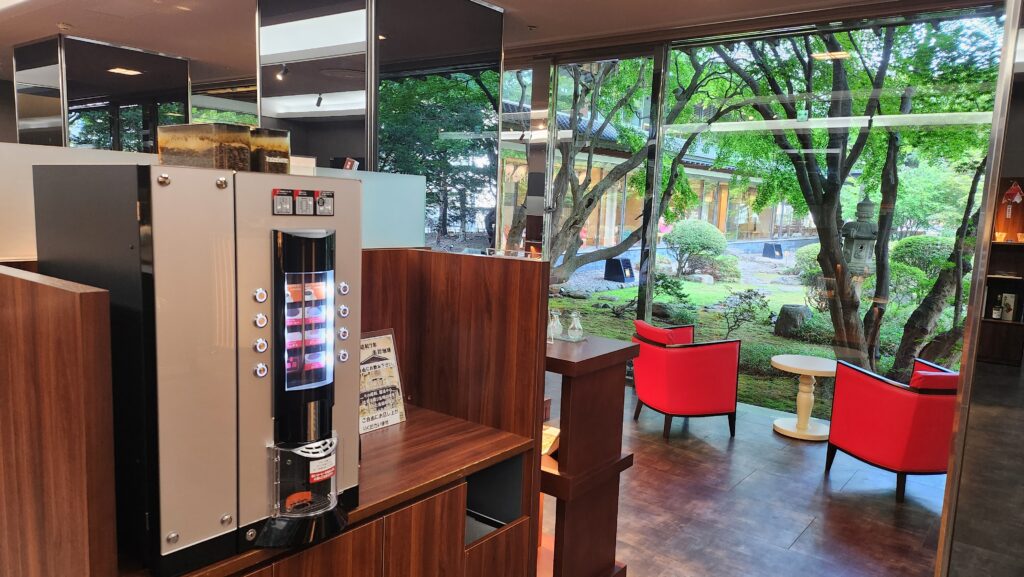 『珈琲焙煎工房 函館美鈴』の挽きたてのコーヒーやココアのフリーサービスもある