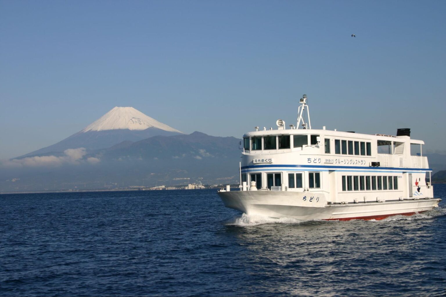 日本一高い富士山と日本一深い駿河湾の間を進む「ちどり沼津港遊覧船」