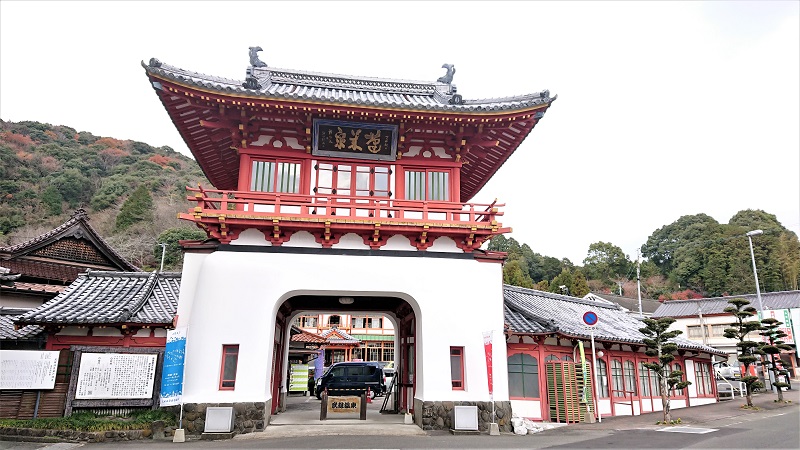 武雄温泉の象徴「楼門」は重要文化財