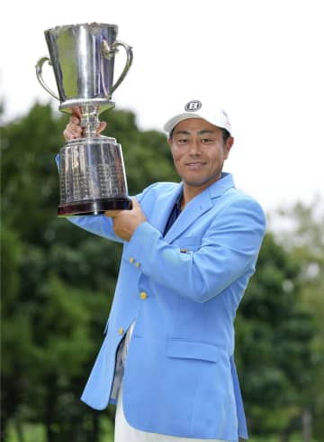 44歳谷原が通算19勝目 男子ゴルフ最終日　画像１