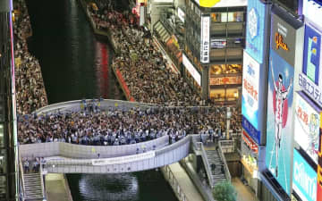 飛び込み対策で水位上げる 阪神優勝の日、大阪・道頓堀川　画像１