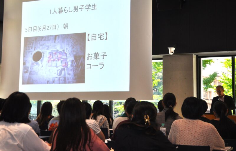 若者の食生活の問題を提起する元西日本新聞記者の佐藤弘さん（右奥）