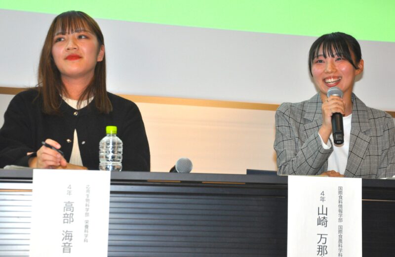 自身の目指すウェルビーイングを発表した高部海音 さん（左）と山崎万那実さん＝東京都世田谷区の東京農業大、2023年10月13日