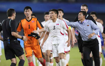 北朝鮮、審判団に詰め寄る 「サッカーへの侮辱」言い残す　画像１