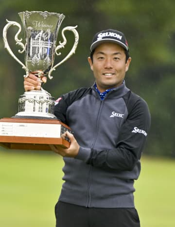 稲森が逆転で通算5勝目 男子ゴルフ、宋永漢とプレーオフ　画像１