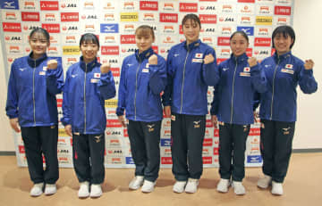 体操女子、日本代表が帰国 宮田「来年はメダルに絡みたい」　画像１