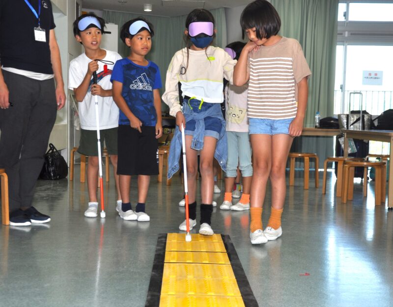 視覚障がい者の生活を擬似体験する子どもたち＝神奈川県藤沢市の湘南学園小学校アフタースクール、2023年10月6日