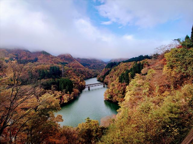 福島県・奥会津の「霧幻峡＜むげんきょう＞カヤックツアー」雄大な只見川で紅葉を満喫　画像１