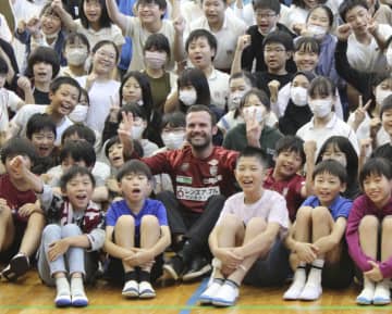 J1神戸のマタが小学校訪問 ゴール数に応じてボール寄贈　画像１