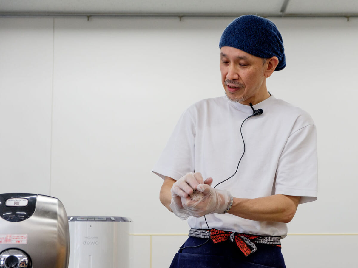 雑穀おにぎり専門店「maimai」が期間限定コラボで天然水炊きに！おいしい握り方のコツ「5㎜握り」とは？　画像５