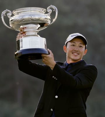 25歳岩崎が初優勝 ゴルフ日本オープン選手権　画像１