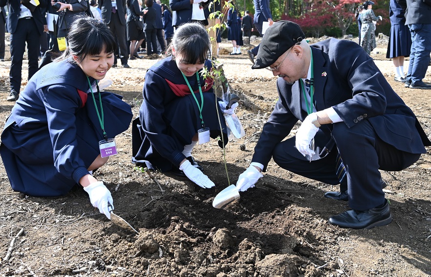 富士山麓で記念植樹し国際交流を 　山梨県が「世界の森やまなし」開設　画像６