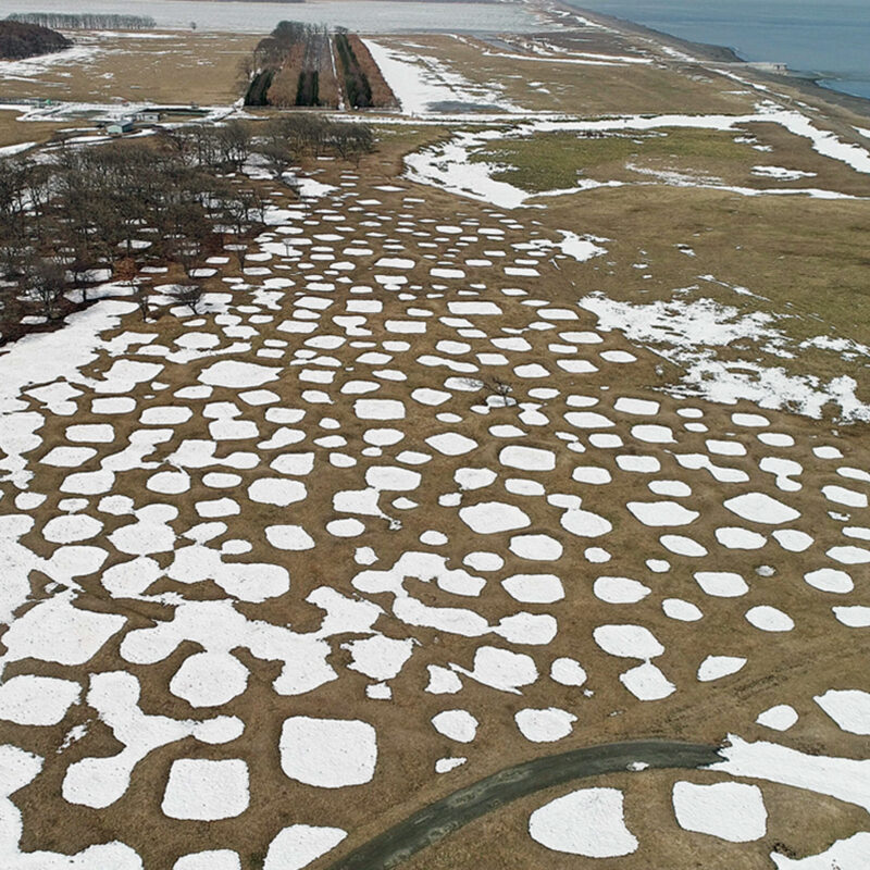 雪が溶け残った四角形や円形などのシブノツナイ竪穴住居群。他の地域ではなかなか見られない特殊な景観