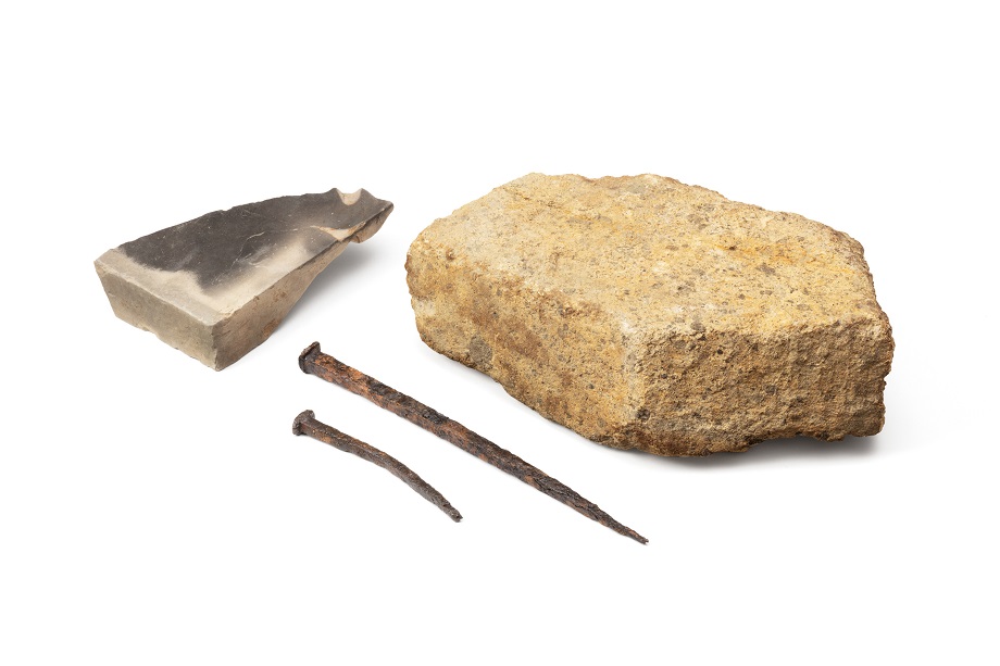 由義寺の塔の建築資材である凝灰岩切石や鉄釘