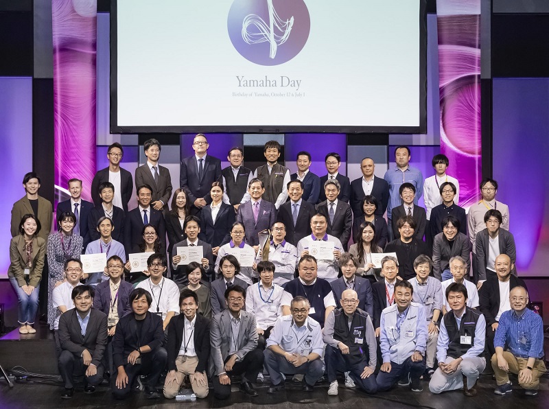 「Yamaha Awards 2023」の15組のファイナリストたちが、中田社長や役員らと記念撮影